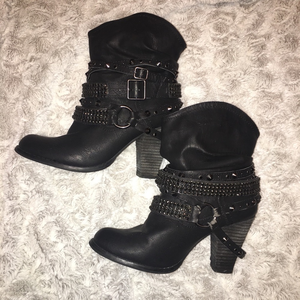 Women’s not rated pull on heeled boots. size 8 ♥️